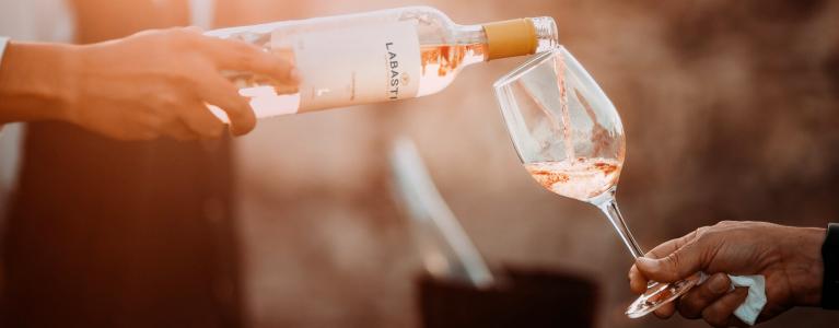 Rosé Labastide servit dans un verre à vin
