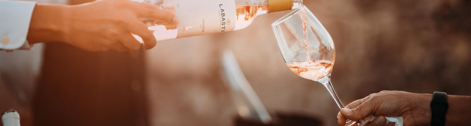 Rosé Labastide servit dans un verre à vin